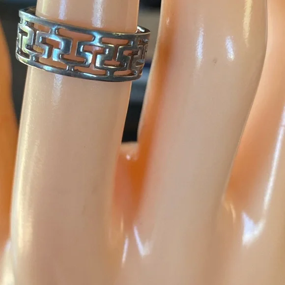 925 Silver Geometric Pattern Ring. - Picture 2 of 4